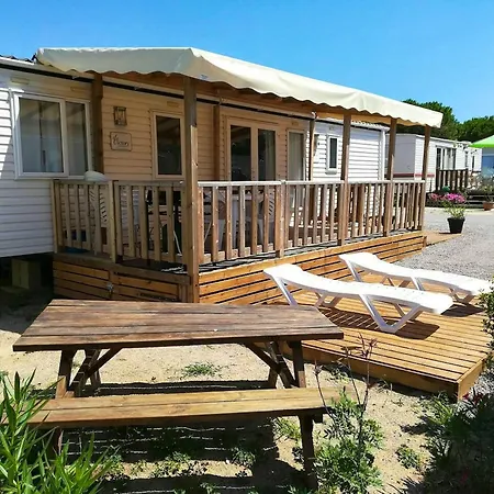 Ensoleille A Avec Piscine Partageea Holiday home *