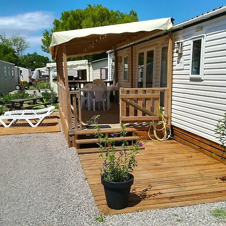 Ensoleille A Avec Piscine Partageea Holiday home *
